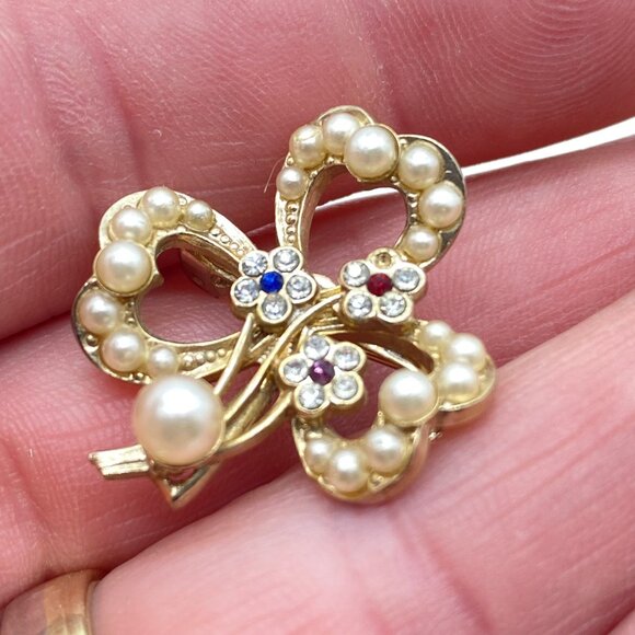 Vintage Gold-Tone Shamrock Brooch With Faux Pearls & Rhinestone Flowers - Picture 7 of 9